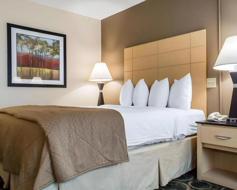 Bed in Quality Inn Geneseo