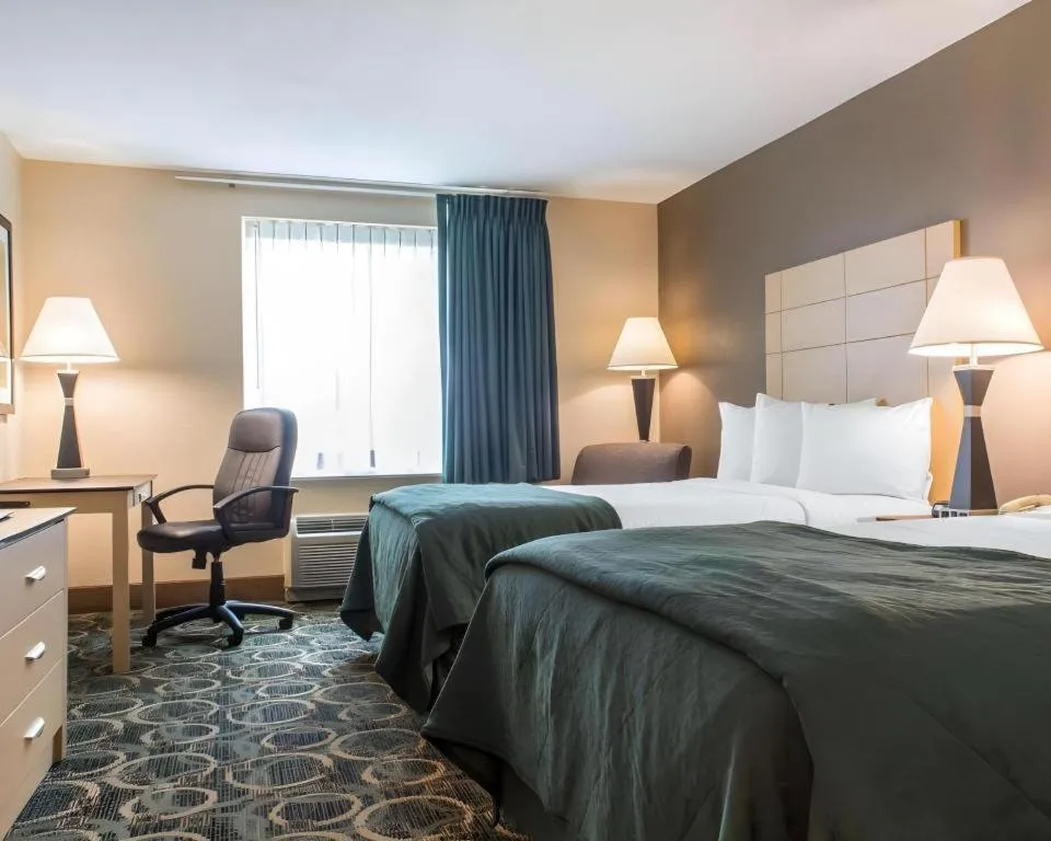 Bed in Quality Inn Geneseo