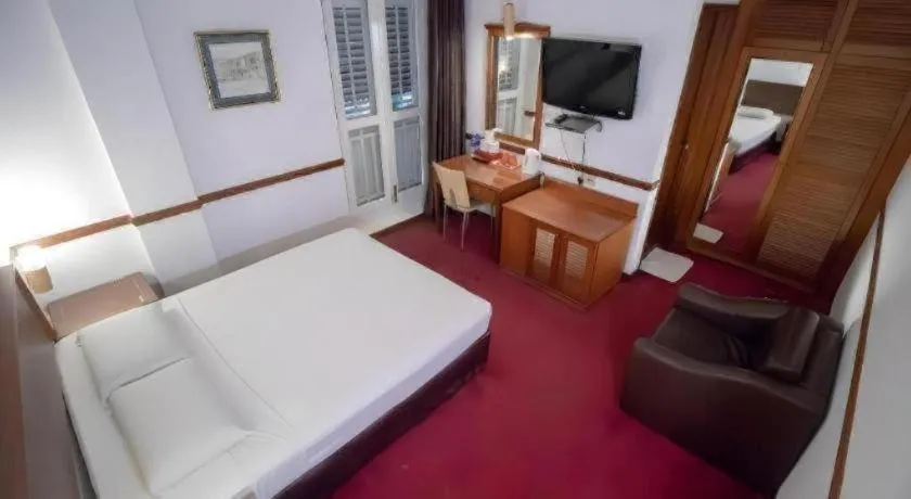 Bed in Four Chain View Hotel