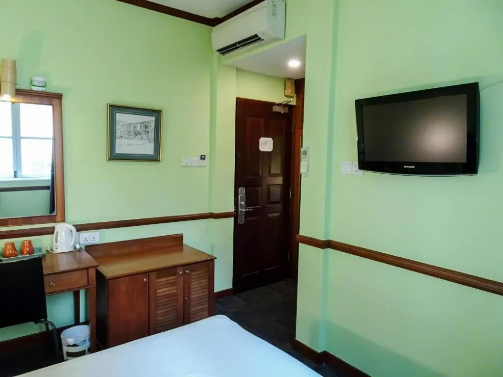 Bed in Four Chain View Hotel