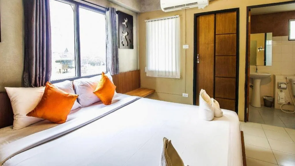 Bed in B2 Santitham (Wat Jed Yod) Boutique & Budget Hotel