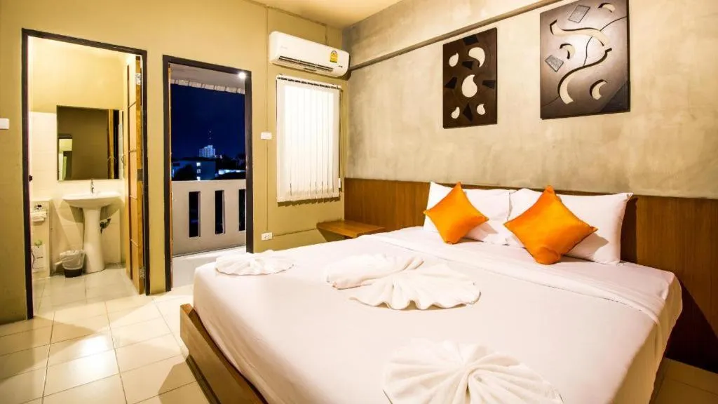 Bed in B2 Santitham (Wat Jed Yod) Boutique & Budget Hotel