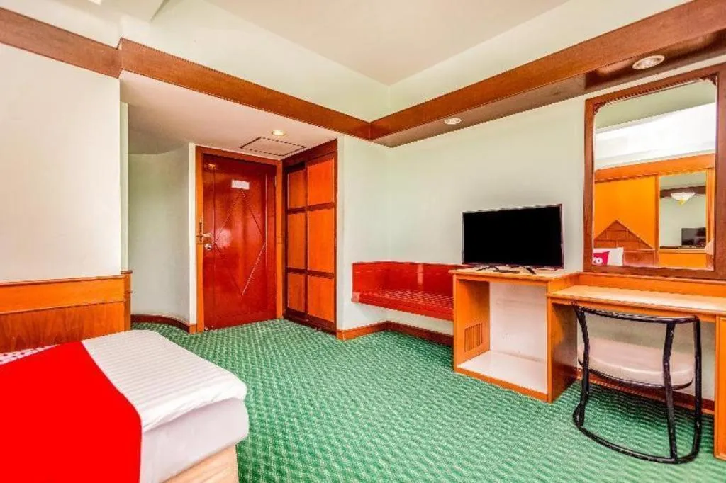 Bed in OYO 441 Grand Thara Hotel