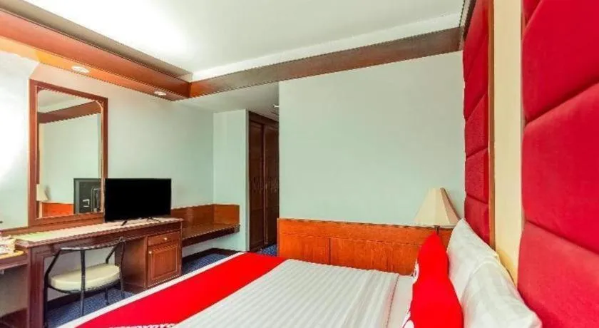 Bed in OYO 441 Grand Thara Hotel