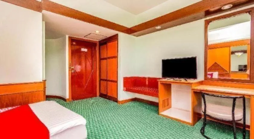 Bed in OYO 441 Grand Thara Hotel