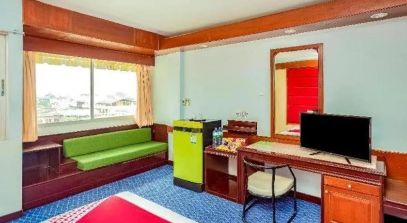 Bed in OYO 441 Grand Thara Hotel