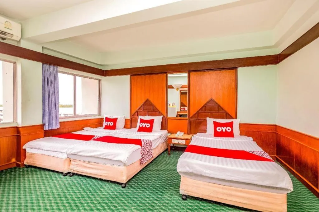 Bed in OYO 441 Grand Thara Hotel