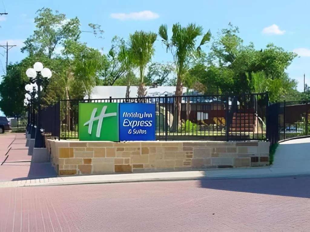 Holiday Inn Express & Suites Fredericksburg By IHG