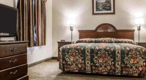 Econo Lodge Inn & Suites North Syracuse Airport