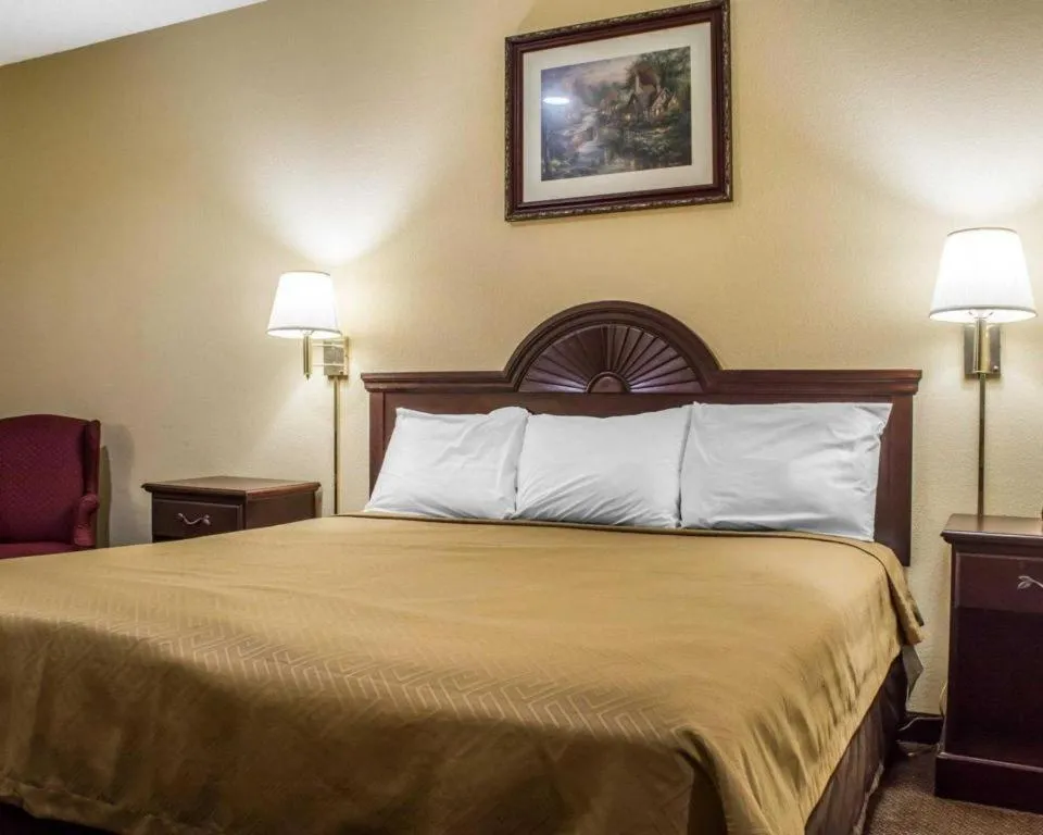 Bed in Econo Lodge Inn & Suites North Syracuse Airport