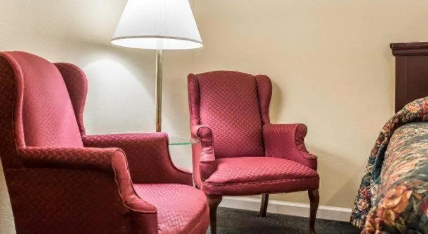 Econo Lodge Inn & Suites North Syracuse Airport