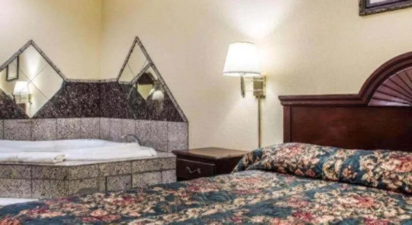 Bed in Econo Lodge Inn & Suites North Syracuse Airport