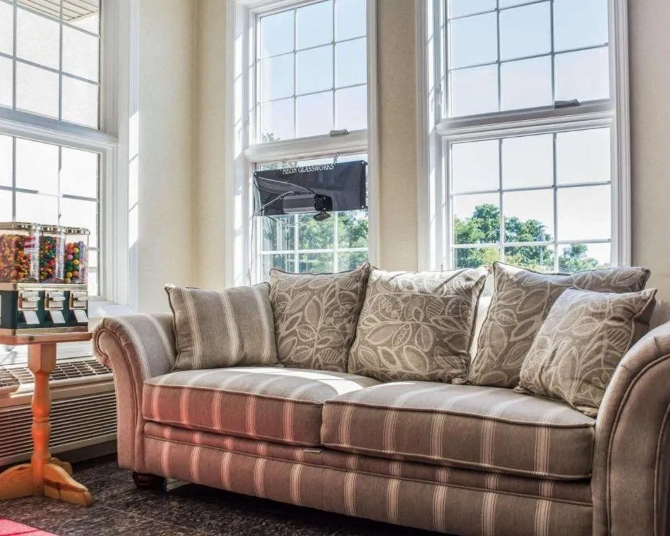 Econo Lodge Inn & Suites North Syracuse Airport