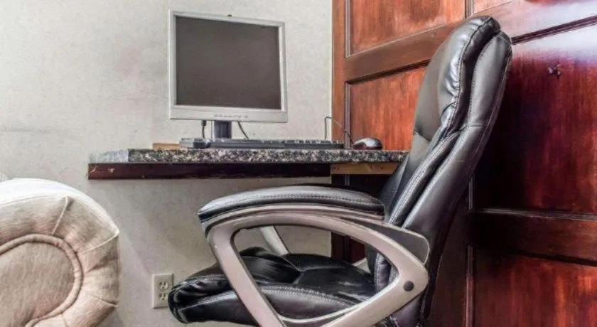 Econo Lodge Inn & Suites North Syracuse Airport