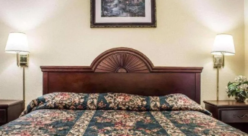 Bed in Econo Lodge Inn & Suites North Syracuse Airport