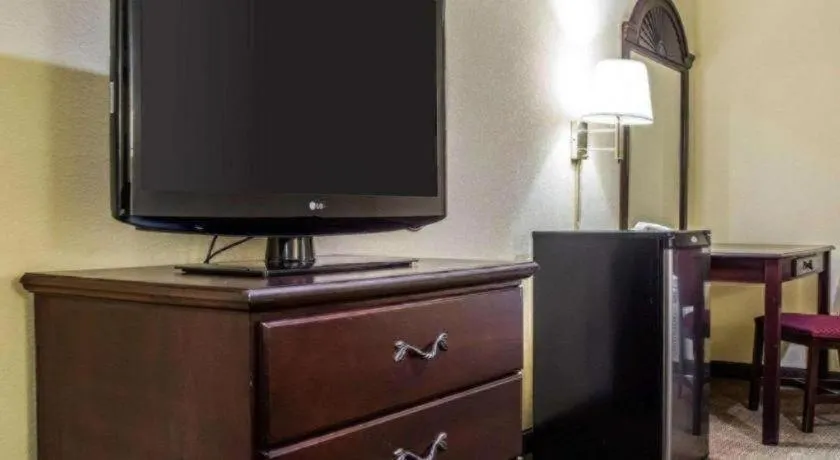 Econo Lodge Inn & Suites North Syracuse Airport