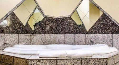 Econo Lodge Inn & Suites North Syracuse Airport