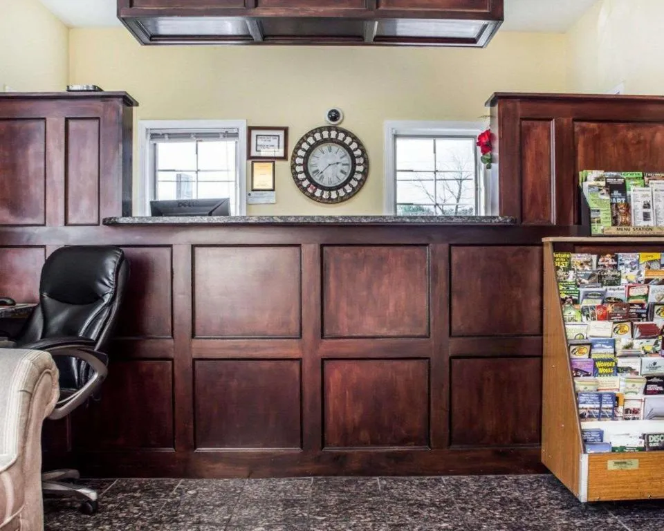 Econo Lodge Inn & Suites North Syracuse Airport