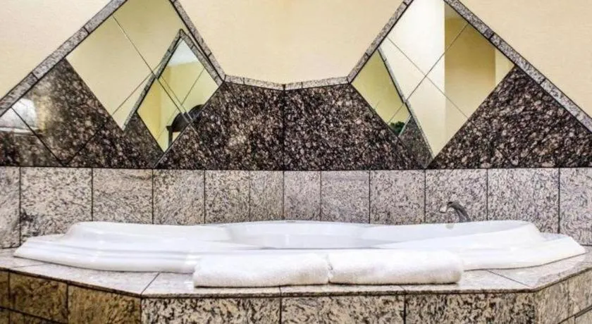 Econo Lodge Inn & Suites North Syracuse Airport