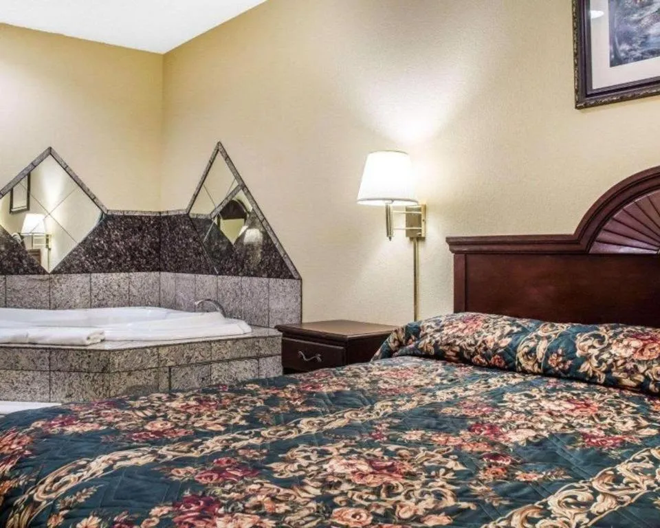 Bed in Econo Lodge Inn & Suites North Syracuse Airport