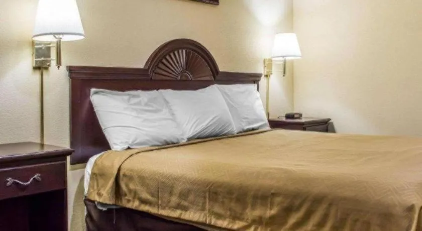 Bed in Econo Lodge Inn & Suites North Syracuse Airport