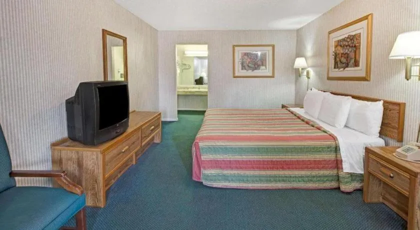 Bed in Knights Inn South Houston TX