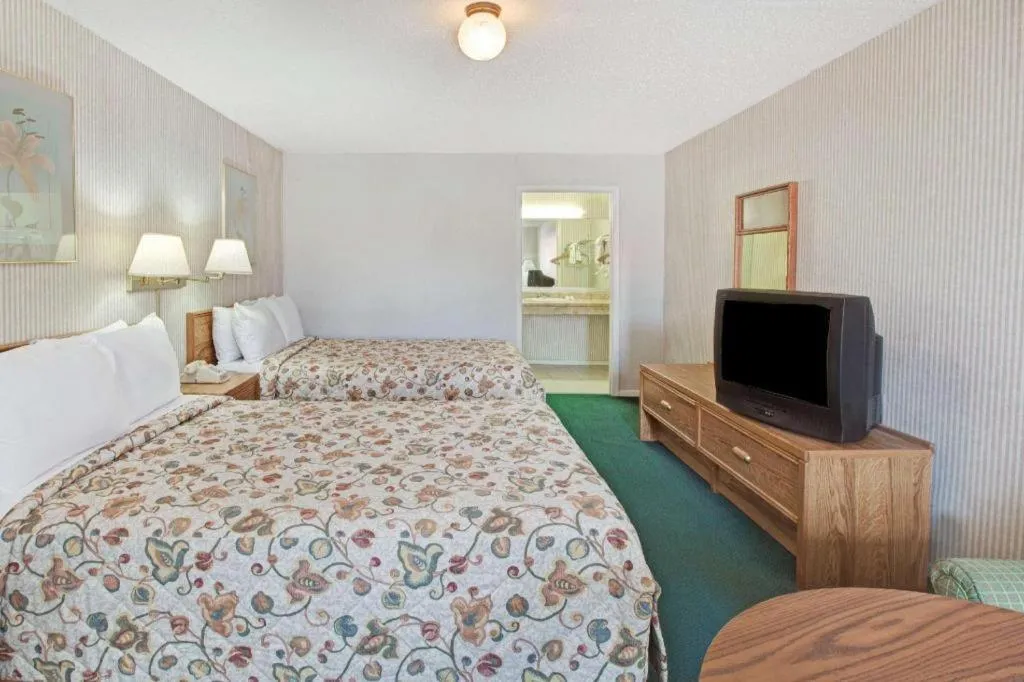 Bed in Knights Inn South Houston TX