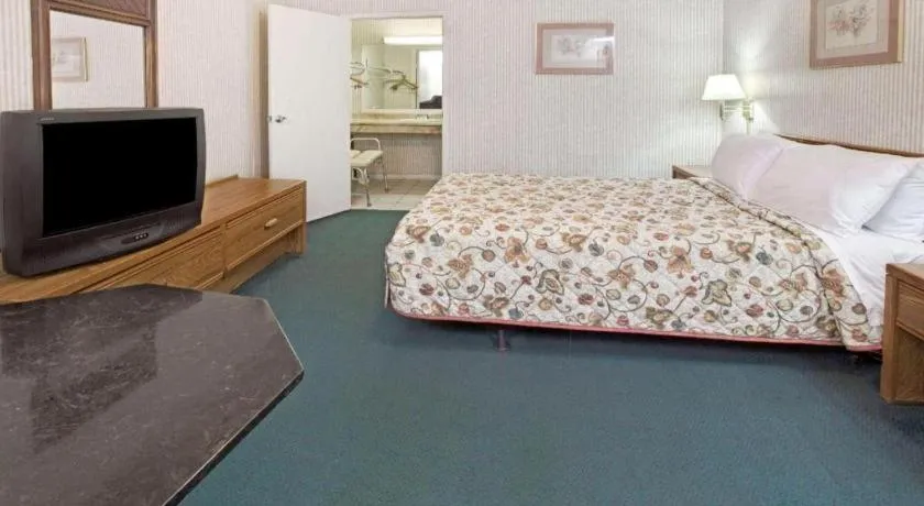 Bed in Knights Inn South Houston TX