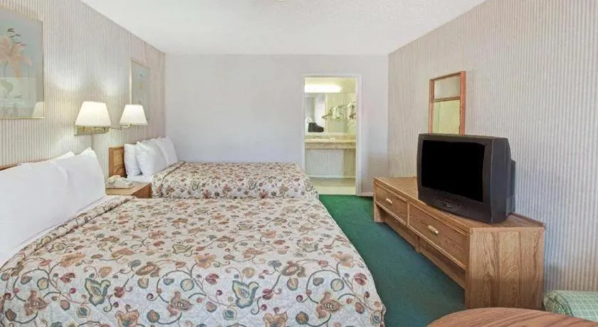 Bed in Knights Inn South Houston TX