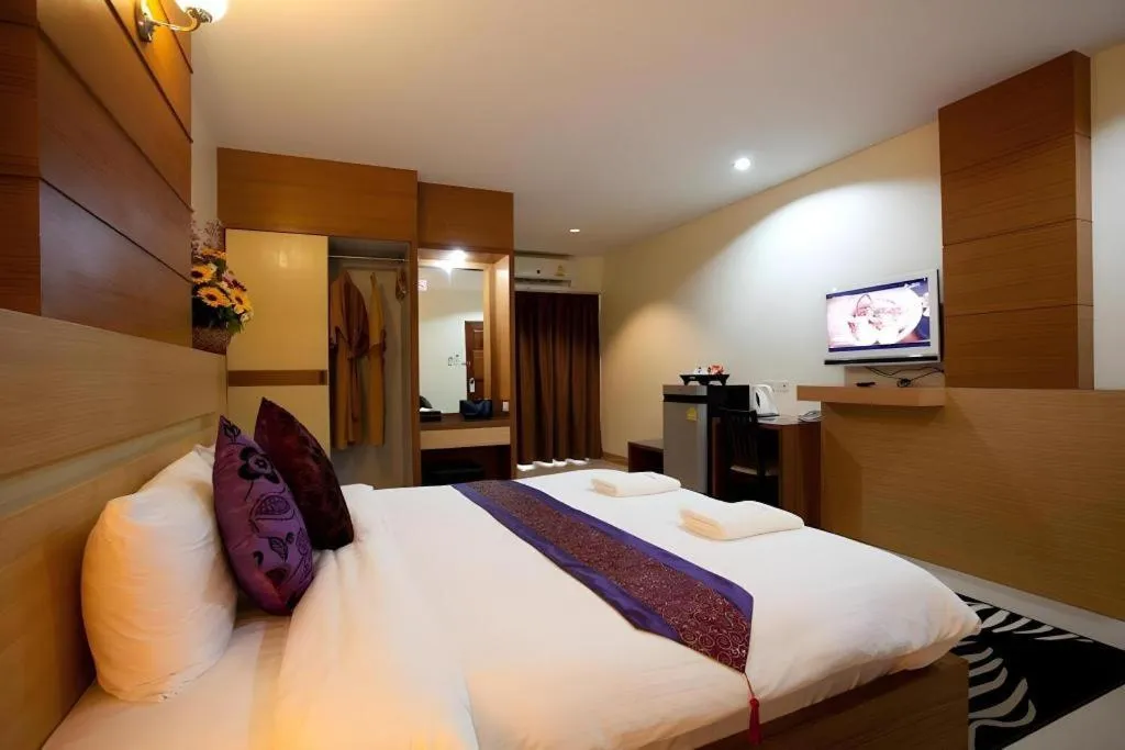 Bed in Amnauysuk Hotel