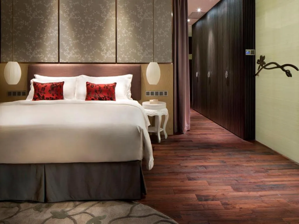 Bed in DongGuan JOYC Hotel 