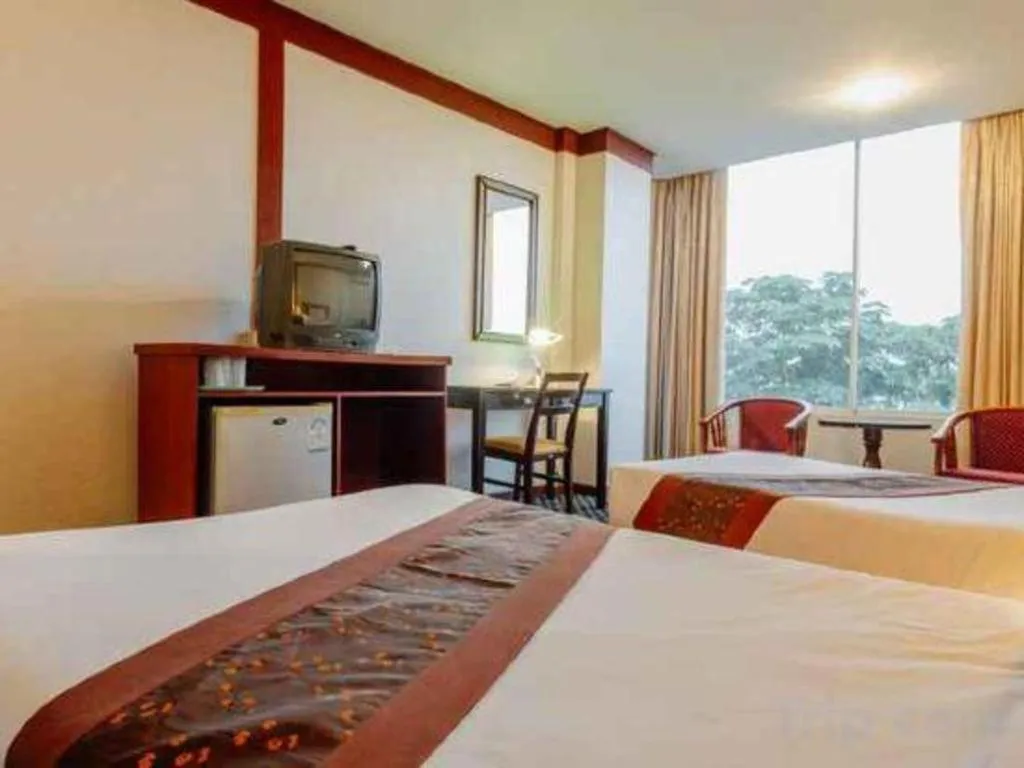 Bed in Beverly Hill Park Hotel