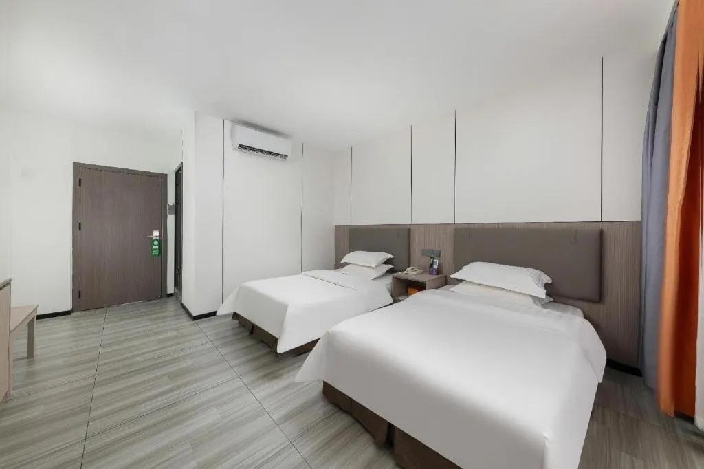 Bed in Renhe Good East Hotel