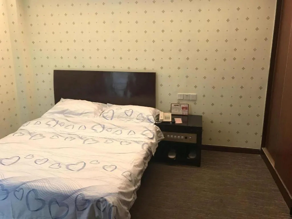 Bed in Renhe Good East Hotel