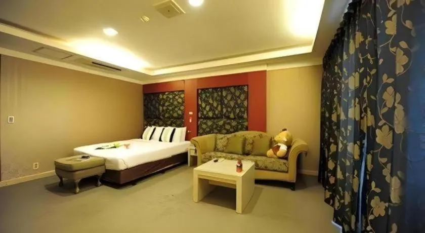 Bed in Metro Tourist Hotel Cheonan
