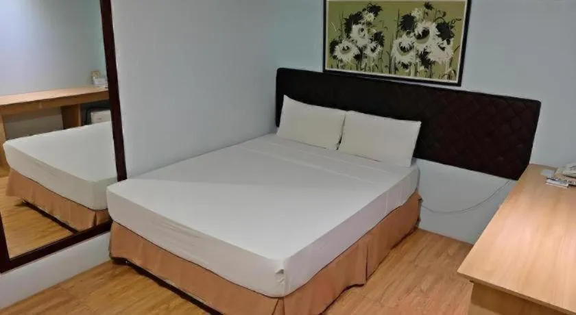 Bed in Capitol Central Hotel and Suites