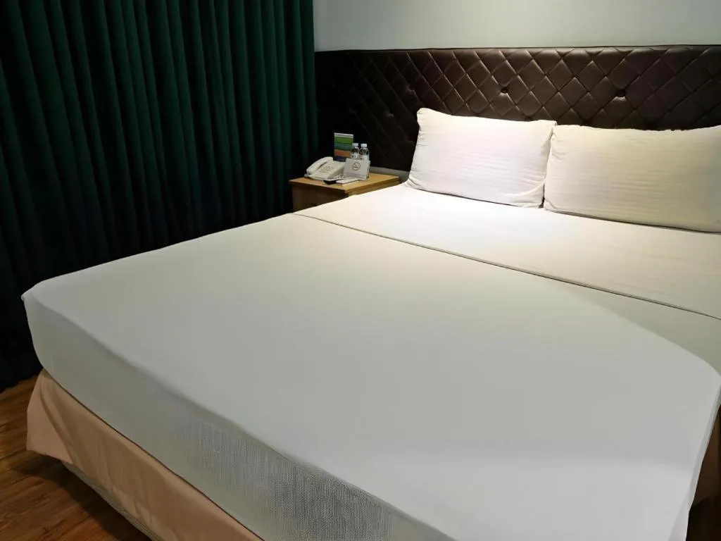 Bed in Capitol Central Hotel and Suites