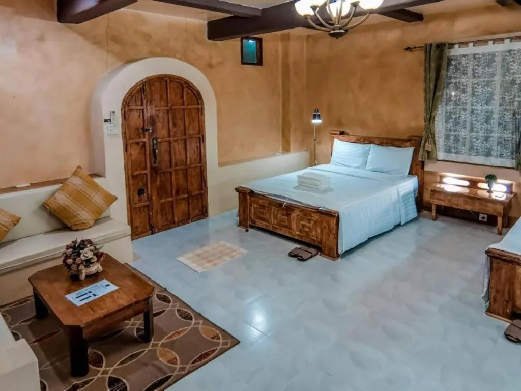 Bed in Villa Tuscany Country Resort