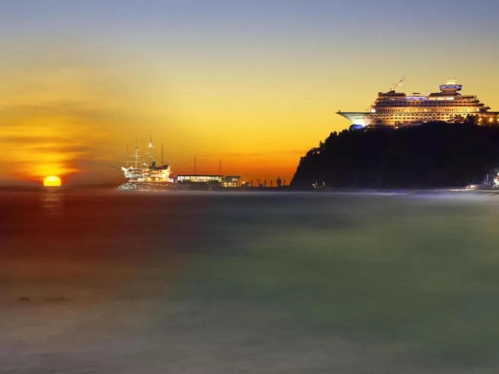 Sun Cruise Resort and Yacht