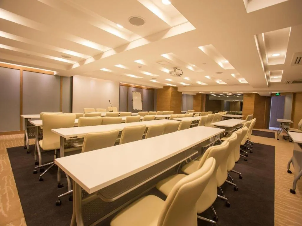 JI Hotel Shanghai Yan'an Road