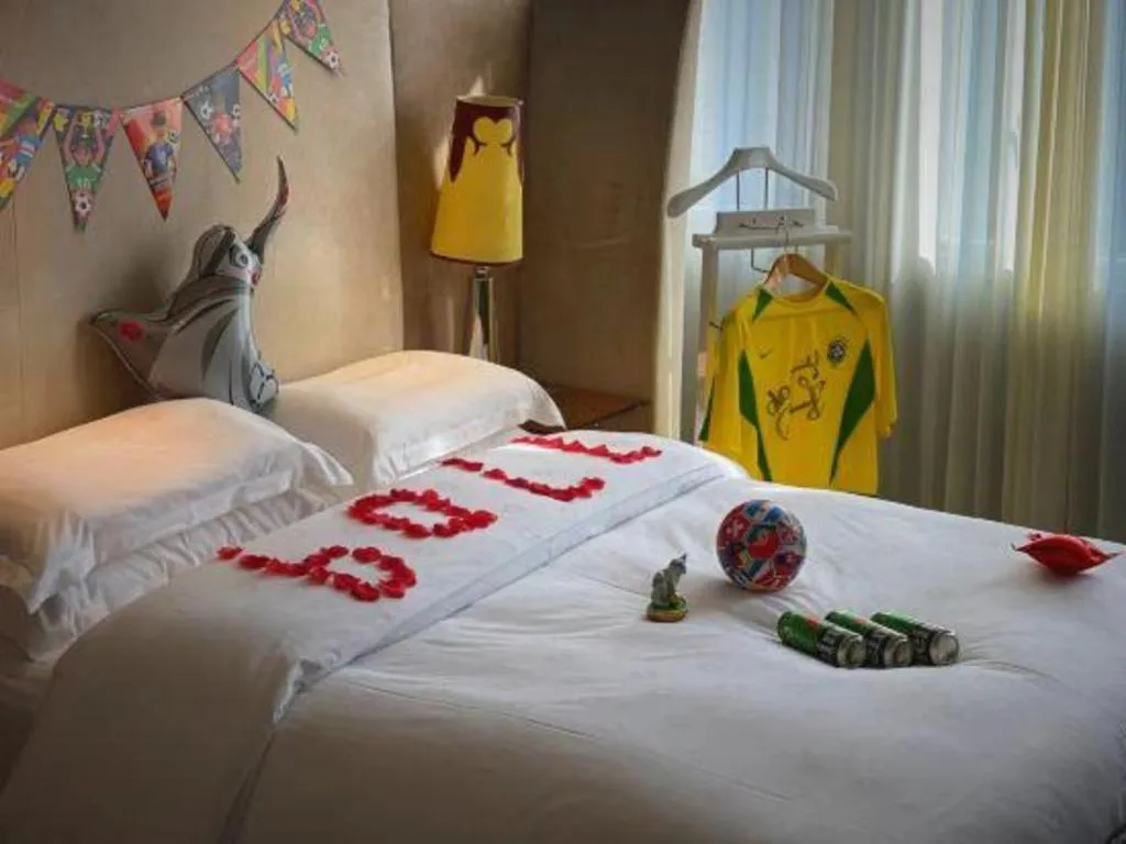 Bed in Jinjiang Metropolo Hotel Classiq Shanghai Off Bund