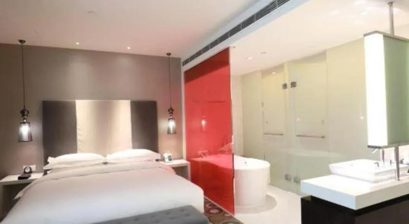 Bed in Jinjiang Metropolo Hotel Classiq Shanghai Off Bund