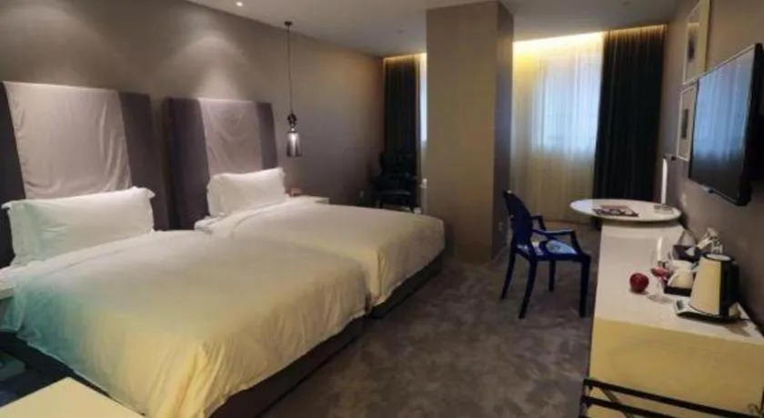 Bed in Jinjiang Metropolo Hotel Classiq Shanghai Off Bund