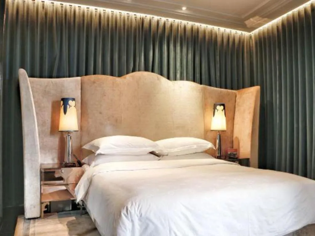 Bed in Jinjiang Metropolo Hotel Classiq Shanghai Off Bund