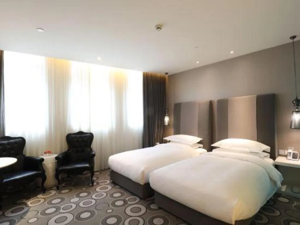 Bed in Jinjiang Metropolo Hotel Classiq Shanghai Off Bund