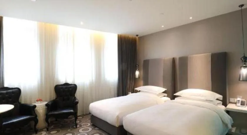Bed in Jinjiang Metropolo Hotel Classiq Shanghai Off Bund