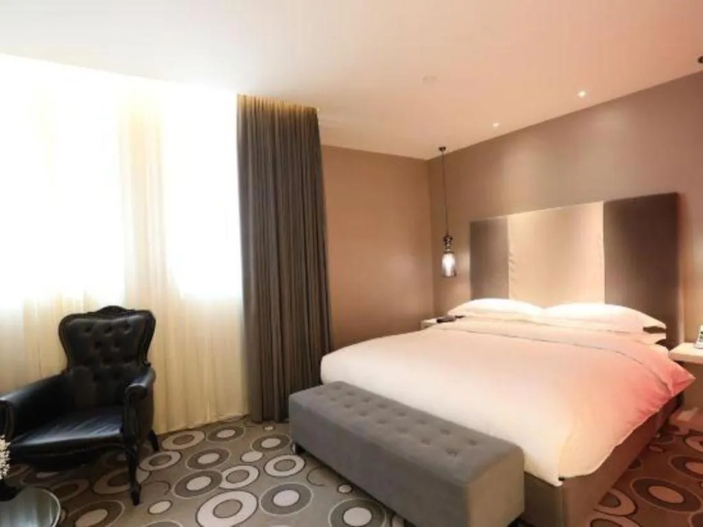Bed in Jinjiang Metropolo Hotel Classiq Shanghai Off Bund