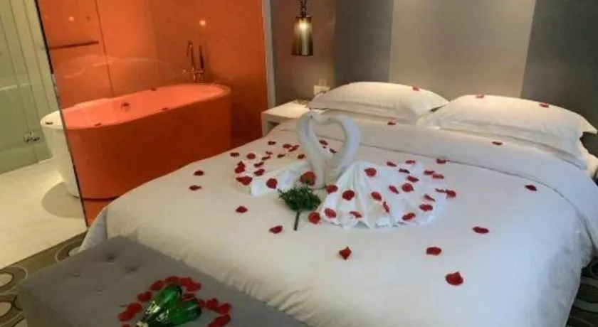 Bed in Jinjiang Metropolo Hotel Classiq Shanghai Off Bund