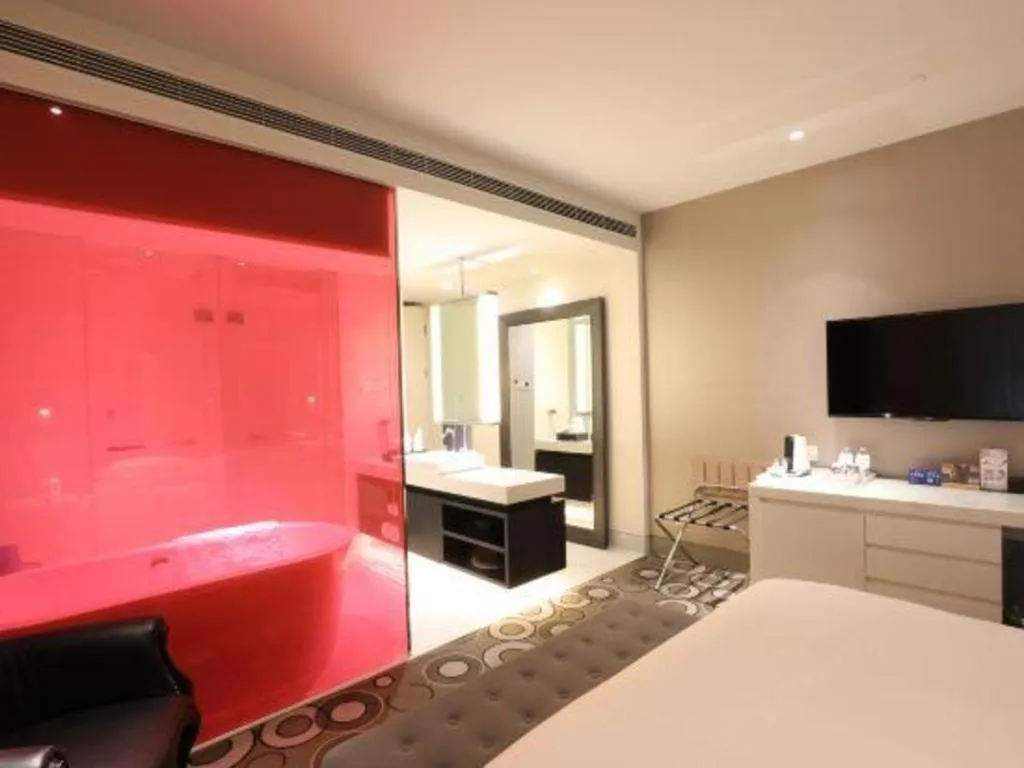 Bed in Jinjiang Metropolo Hotel Classiq Shanghai Off Bund