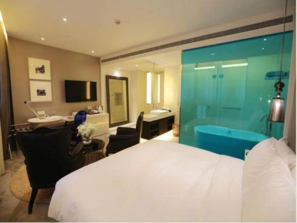 Bed in Jinjiang Metropolo Hotel Classiq Shanghai Off Bund